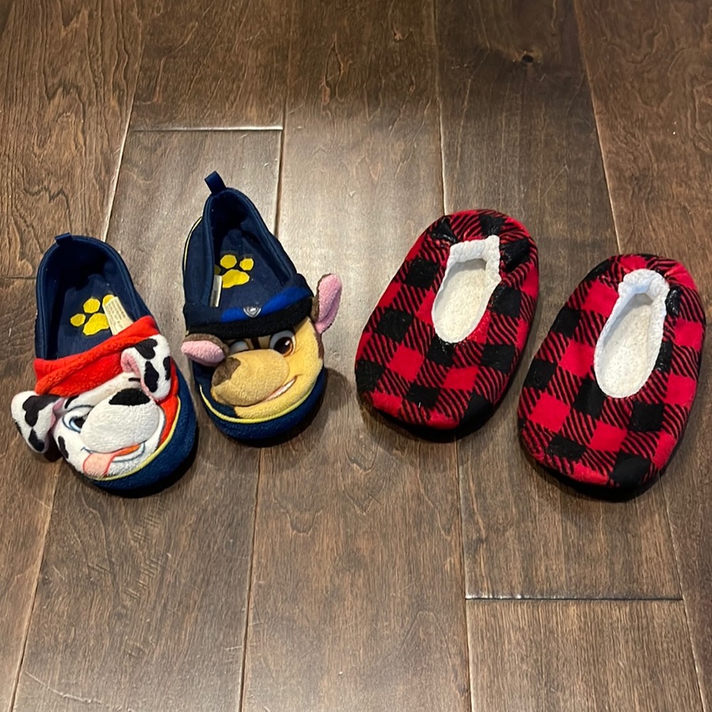 Bundle of 2 Boys Slippers Size 9/10